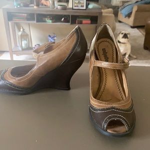 Brown Unlisted wedges with strap.